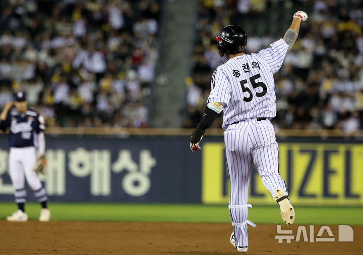 [서울=뉴시스] 이영환 기자 = 6일 오후 서울 송파구 잠실야구장에서 열린 2026 KBO리그 두산 베어스와 LG 트윈스의 경기, 4회말 1사 주자없는 상황에서 LG 송찬의가 솔로 홈런을 날린 후 베이스를 돌고 있다. 2026.05.06. 20hwan@newsis.com