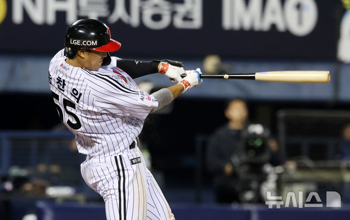 [서울=뉴시스] 이영환 기자 = 6일 오후 서울 송파구 잠실야구장에서 열린 2026 KBO리그 두산 베어스와 LG 트윈스의 경기, 4회말 1사 주자없는 상황에서 LG 송찬의가 솔로 홈런을 날리고 있다. 2026.05.06. 20hwan@newsis.com