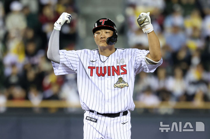 [서울=뉴시스] 이영환 기자 = 6일 오후 서울 송파구 잠실야구장에서 열린 2026 KBO리그 두산 베어스와 LG 트윈스의 경기, 7회말 2사 주자없는 상황에서 LG 이재원이 2루타를 날린후 세리머니를 하고 있다. 2026.05.06. 20hwan@newsis.com