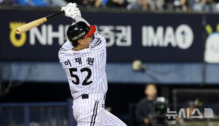 [서울=뉴시스] 이영환 기자 = 6일 오후 서울 송파구 잠실야구장에서 열린 2026 KBO리그 두산 베어스와 LG 트윈스의 경기, 7회말 2사 주자없는 상황에서 LG 이재원이 2루타를 날리고 있다. 2026.05.06. 20hwan@newsis.com