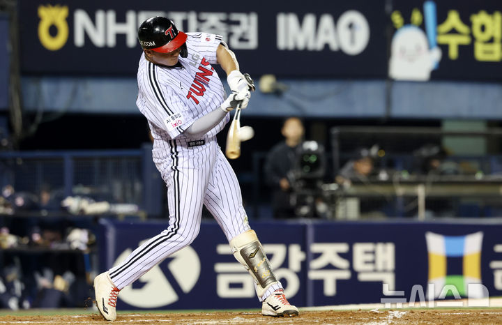 [서울=뉴시스] 이영환 기자 = 6일 오후 서울 송파구 잠실야구장에서 열린 2026 KBO리그 두산 베어스와 LG 트윈스의 경기, 7회말 2사 주자없는 상황에서 LG 이재원이 2루타를 날리고 있다. 2026.05.06. 20hwan@newsis.com