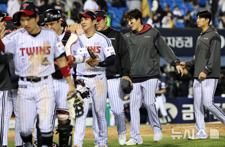 [서울=뉴시스] 이영환 기자 = 6일 오후 서울 송파구 잠실야구장에서 열린 2026 KBO리그 두산 베어스와 LG 트윈스의 경기, 6-1로 승리한 LG 선발 임찬규 등이 염경엽 감독과 인사를 나누고 있다. 2026.05.06. 20hwan@newsis.com