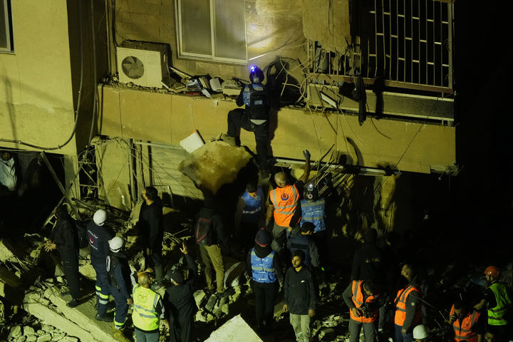 [다히예=AP/뉴시스] 레바논 베이루트 남부 외곽 다히예에서 5월 6일 구조대가 이스라엘의 공습으로 파괴된 건물 잔해 속 생존자를 찾고 있다. 이스라엘이 헤즈볼라 지휘관을 겨냥해 베이루트 남부 교외 지역을 공습한 뒤 헤즈볼라도 폭탄 무인기를 9일까지도 이스라엘 국경 안으로 발사해 이군 3명이 부상했다. 2026.05.10.