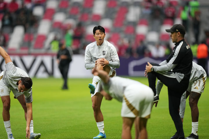 [톨루카=AP/뉴시스] LA FC(미국)의 손흥민이 6일(현지 시간) 멕시코 톨루카 에스타디오 네메시오 디에스에서 열리는 2026 북중미카리브축구연맹(CONCACAF) 챔피언스컵 4강 2차전 톨루카와 경기를 앞두고 동료들과 몸을 풀고 있다. LA FC는 1차전에서 2-1로 승리한 바 있다. 2026.05.07.
