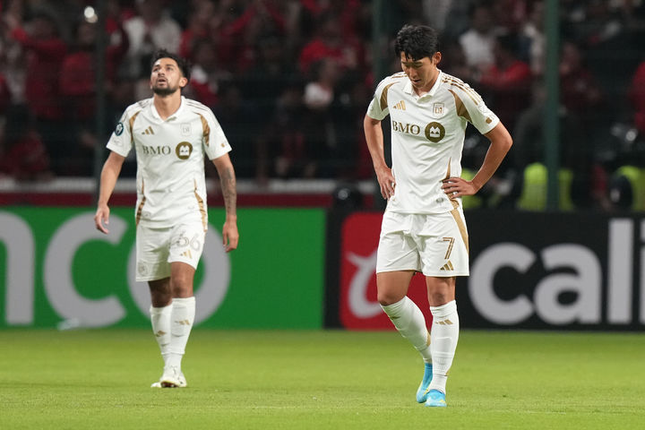 [톨루카=AP/뉴시스] LA FC(미국)의 손흥민이 6일(현지 시간) 멕시코 톨루카 에스타디오 네메시오 디에스에서 열린 2026 북중미카리브축구연맹(CONCACAF) 챔피언스컵 4강 2차전 톨루카와 경기 후반 13분 추가 실점에 아쉬워하고 있다. LA FC는 후반전이 진행 중인 가운데 0-2로 끌려가고 있다. 2026.05.07.