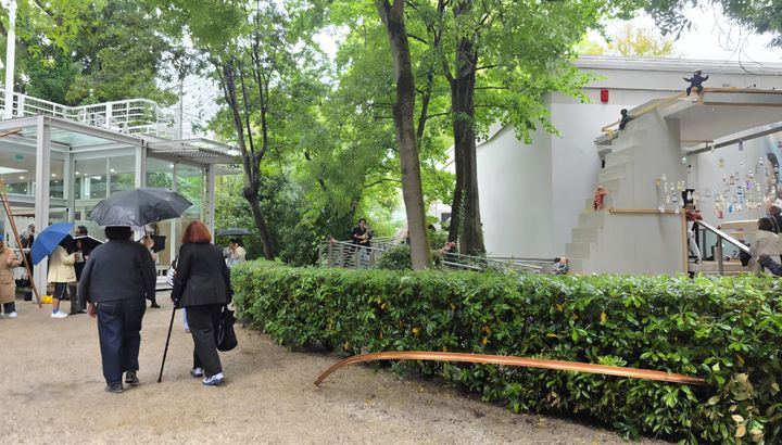 [베니스=뉴시스] 사진=박현주 미술전문기자 = 6일(현지시간) 이탈리아 베네치아 자르디니 제61회 베니스비엔날레 한국관과 일본관 사이로 최고은 작가의 설치작품 ‘메르디앙(Meridian)’ 일부가 연결돼 있다. 2026.05.06. hyun@newsis.com *재판매 및 DB 금지