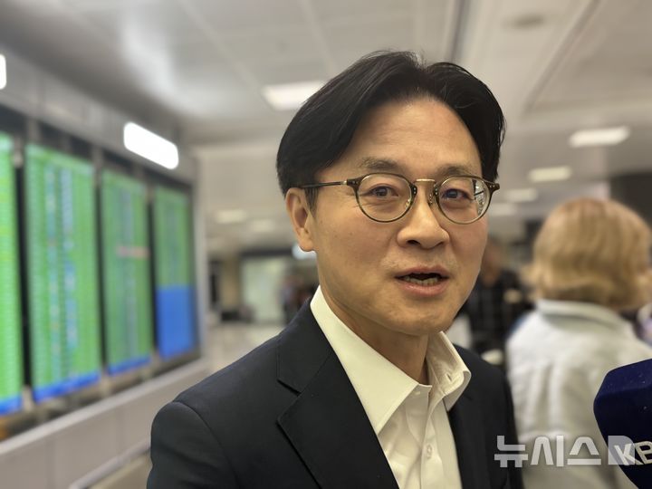 [워싱턴=뉴시스]이윤희 특파원 = 김정관 산업통상자원부(산업부) 장관이 대미투자 협의를 위해 6일(현지 시간) 미국 워싱턴DC 인근 덜레스국제공항으로 입국하며 특파원들과 만나 발언하고 있다. 2026.05.07.