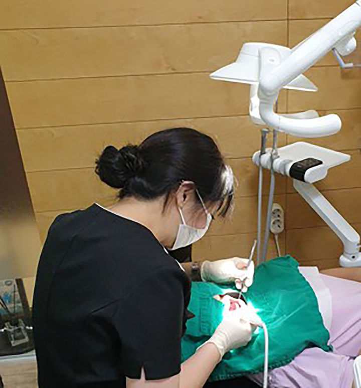 [성남=뉴시스] 지난해 경기 성남시 치과주치의사업. 초등학생이 치과에서 구강검진을 받고 있다. (사진=성남시 제공) 2026.05.07. photo@newsis.com *재판매 및 DB 금지