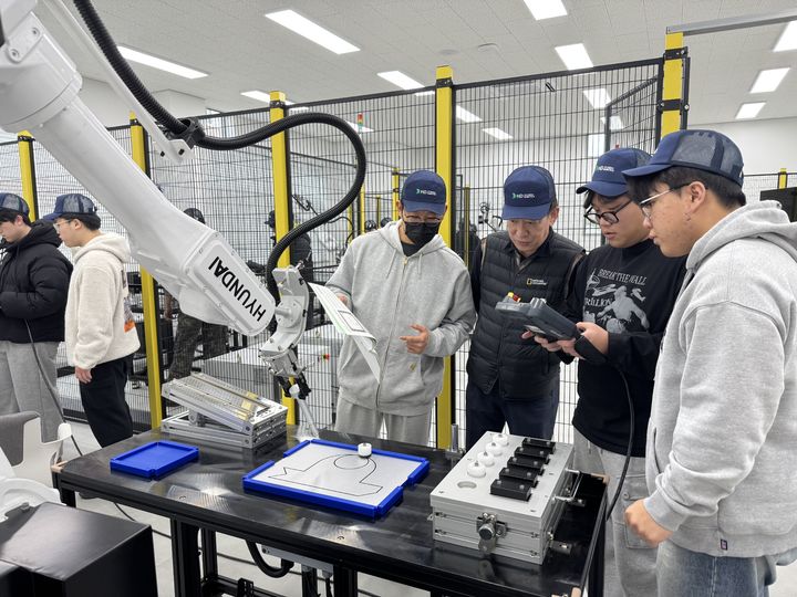 [안동=뉴시스] 대가대의 로봇교육센터에서 학생들이 로봇 실습을 하고 있다. (사진=경북도 제공) 2026.05.07 photo@newsis.com *재판매 및 DB 금지