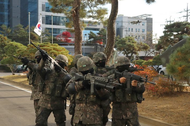 [화성=뉴시스] 제51보병사단이 지난해 11월 국가중요시설 방호훈련을 진행 중이다. (사진=육군 제51사단 제공) 2026.05.07. photo@newsis.com *재판매 및 DB 금지