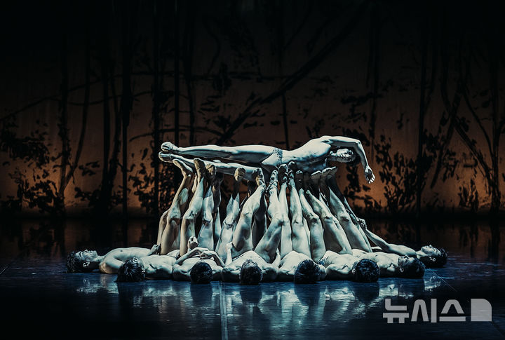 [서울=뉴시스]글랜 테틀리의 '봄의 제전' 공연. (사진=국립발레단·바키 제공)