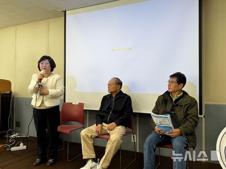 [서울=뉴시스] 심지혜 기자= 서울 강서구 곰달래어르신복지센터 AI디지털배움터에서 만난 파견 강사 차성혜씨와 수강생 황인직씨, 황태환씨. 