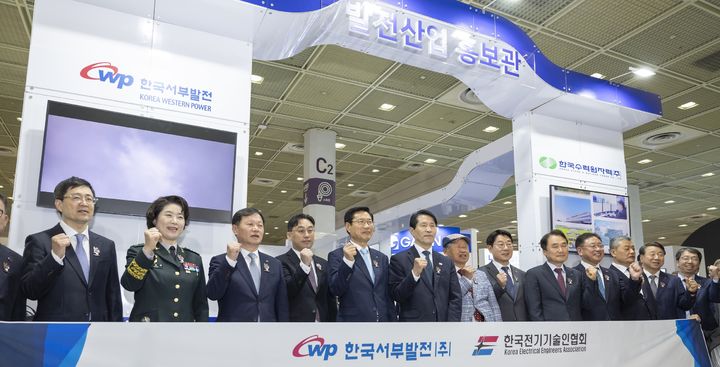 [세종=뉴시스] 한국서부발전은 국내 전기전력 산업의 기술교류와 중소기업 판로 확대를 지원하기 위해 발전6사와 함께 '2026 국제 전기전력 전시회(EPTK 2026)'에 참여했다고 7일 밝혔다. (사진=서부발전 제공) 2026.05.07. photo@newsis.com *재판매 및 DB 금지