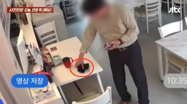 [서울=뉴시스] 택배사 전화번호를 묻는 척하며 죽집 매장에 있던 휴대전화를 훔쳐 간 남성의 영상이 공개됐다. (사진=JTBC 사건반장 캡처) *재판매 및 DB 금지