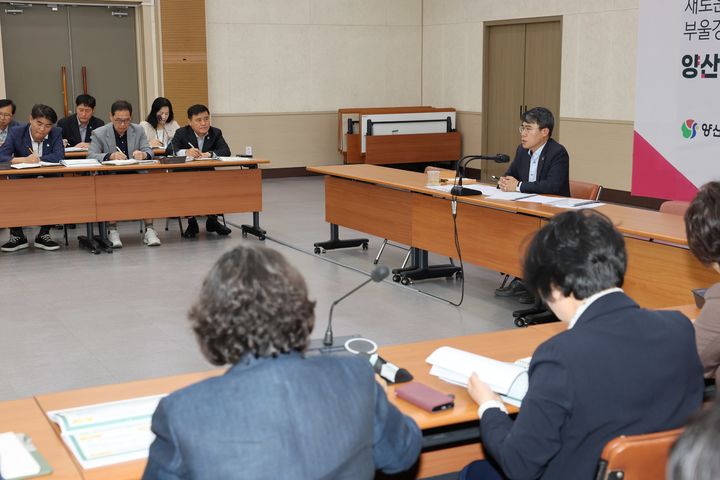[양산=뉴시스] 김신호 양산시장 권한대행이 상반기 주요업무 점검을 위한 관리자 회의를 주재하고 있다. (사진= 양산시 제공) 2026.05.07. photo@newsis.com *재판매 및 DB 금지