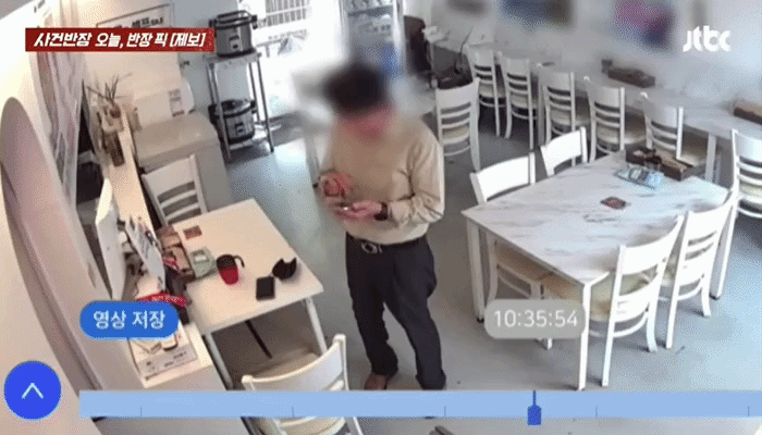 [서울=뉴시스] 택배사 전화번호를 묻는 척하며 죽집 매장에 있던 휴대전화를 훔쳐 간 남성의 영상이 공개됐다. (사진=JTBC 사건반장 갈무리)