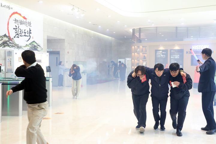 강원랜드는 지난 6일 정선소방서, 고한119안전센터와 합동으로 소방훈련을 실시하고 있다.(사진=강원랜드 제공) *재판매 및 DB 금지