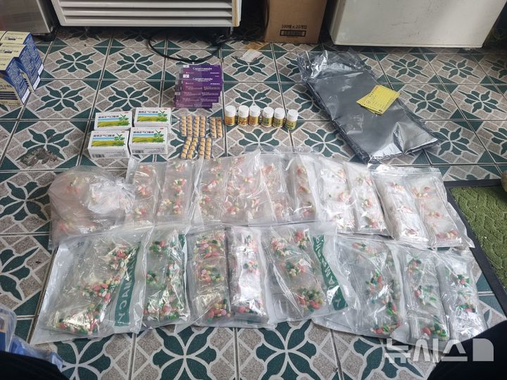 [제주=뉴시스] 제주도자치경찰단이 7일 공개한 제주도 내 불법 유통 전문·일반의약품. (사진=제주도자차경찰단 제공) 2026.05.07. photo@newsis.com