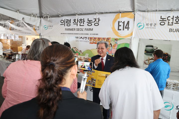 [의령=뉴시스]2024년 9월 미국 현지에서 오태완 의령군수가 직접 판매하는 모습.(사진=의령군 제공) 2026.05.07.photo@newsis.com *재판매 및 DB 금지
