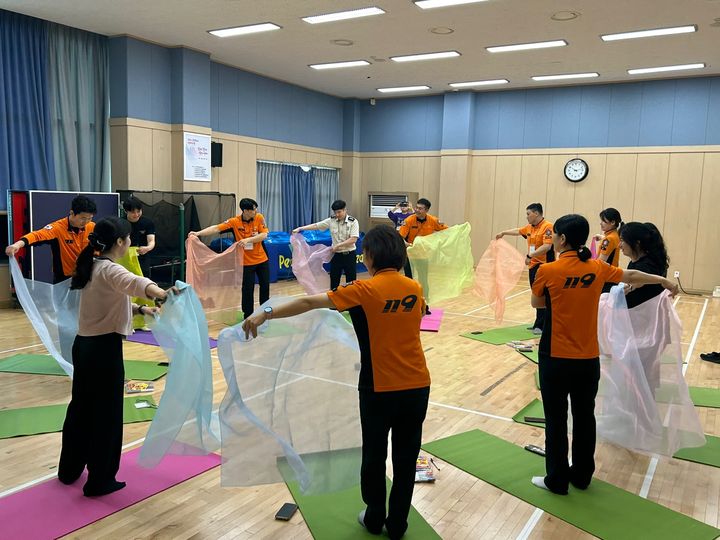 [서울=뉴시스] 동덕여대 윤혜선 교수가 개발한 예술 치료 프로그램 '해피아트테라피'가 서울 소방기관 28곳으로 운영 범위를 확대했다. (사진=동덕여대 제공) 2026.05.07. photo@newsis.com *재판매 및 DB 금지