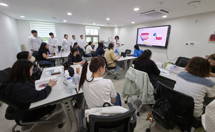 [대전=뉴시스] 대전보건대 통합 늘·돌봄 센터 '찾아가는 다문화 건강 증진 서비스 지원-구강 건강 증진 부모 교육' 모습. (사진=대전보건대 제공) 2026.05.07. photo@newsis.com *재판매 및 DB 금지