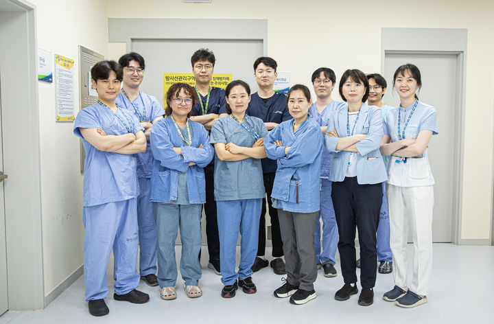 [부산=뉴시스] 부산대병원 소화기내과 의료진이 내시경 역행성 담췌관 조영술(ERCP) 전용 투시방 및 고난도 내시경실에서 기념촬영을 하고 있다. (사진=부산대병원 제공) 2026.05.07. photo@newsis.com *재판매 및 DB 금지
