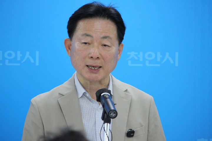 [천안=뉴시스] 최영민 기자=박찬우 국민의힘 천안시장 후보가 7일 천안시청 브리핑실에서 기자회견을 하고 있다. 2026.05.07 ymchoi@newsis.com *재판매 및 DB 금지