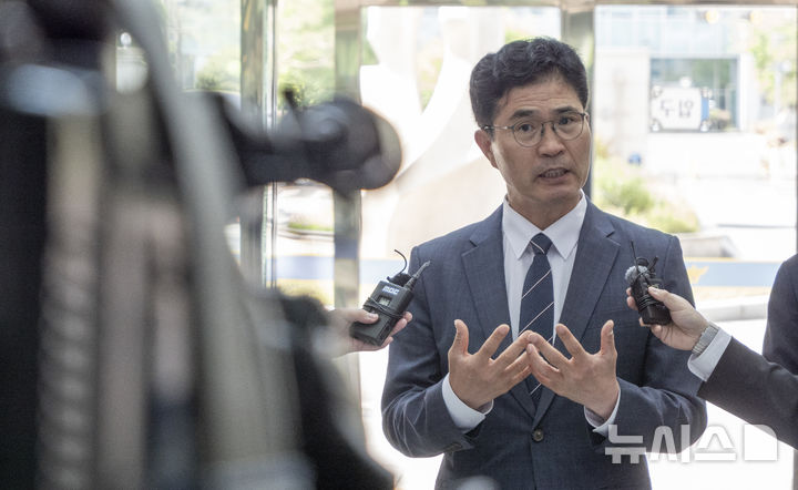 [전주=뉴시스] 강경호 기자 = 공직선거법 위반(제3자 기부행위 제한) 혐의로 경찰 수사를 받고 있는 이원택 더불어민주당 전북특별자치도지사 후보가 7일 전북 전주시 전북경찰청 청사로 들어와 기자들의 질문에 답하고 있다. 2026.05.07. lukekang@newsis.com