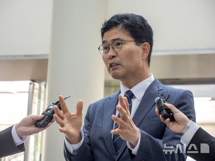 [전주=뉴시스] 강경호 기자 = 공직선거법 위반(제3자 기부행위 제한) 혐의로 경찰 수사를 받고 있는 이원택 더불어민주당 전북특별자치도지사 후보가 7일 전북 전주시 전북경찰청 청사로 들어와 기자들의 질문에 답하고 있다. 2026.05.07. lukekang@newsis.com