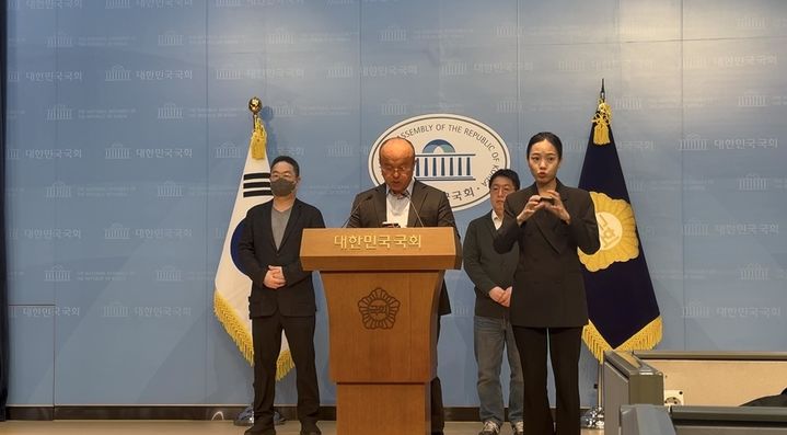 [서울=뉴시스] 박나리 기자 = 민경권 대한민국주주운동본부 대표가 7일 국회 소통관에서 삼성전자 노조 총파업 철회를 촉구하는 기자회견을 하고 있다. 2026.05.07 parknr@newsis.com *재판매 및 DB 금지