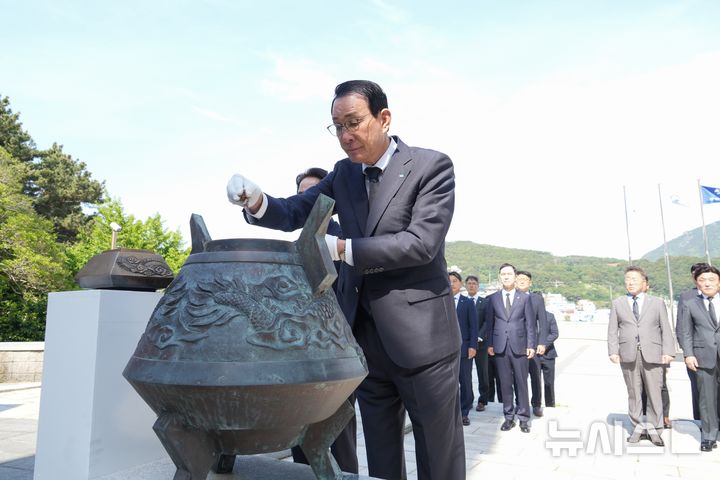 [서울=뉴시스] 노동진 수협중앙회장은 7일 부산 영도구에 소재한 '순직 선원 위령탑'을 찾아 분향하고 있다.