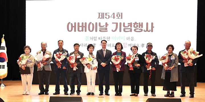 [횡성=뉴시스] 어버이날 기념 행사. (사진=횡성군 제공) 2026.05.07. photo@newsis.com *재판매 및 DB 금지