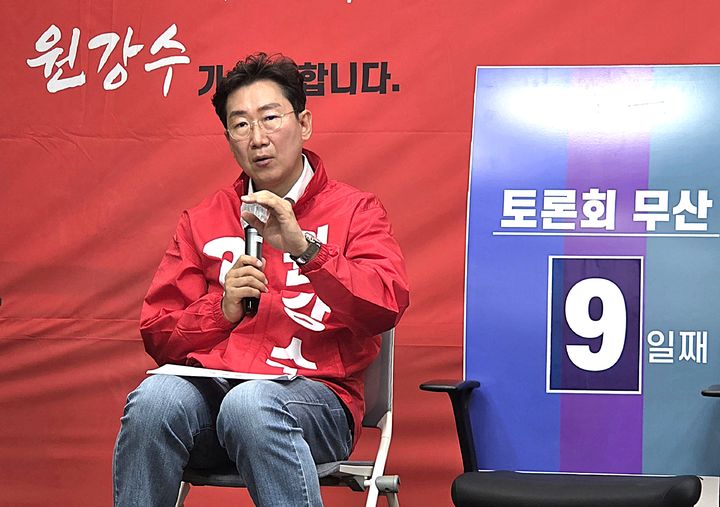 [원주=뉴시스] 이덕화 기자 = 6일 국민의힘 원강수 원주시장 후보가 기자회견을 열고 지역경제를 활성화 하고 가계부담을 완화할 수 있는 정책으로 에너지·지역화폐 선순환 구축을 공약하고 있다. 2026.05.07. wonder8768@newsis.com *재판매 및 DB 금지