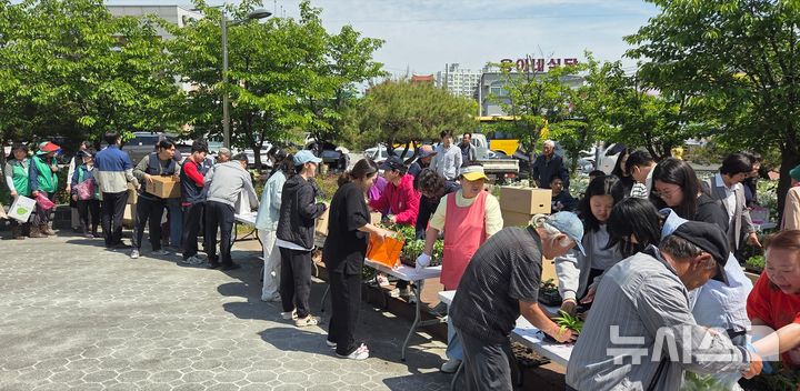 [진천=뉴시스] 진천군 모종나눔 행사. (사진=진천군 여성농민회 제공) 2026.05.07. photo@newsis.com&nbsp;&nbsp; 
