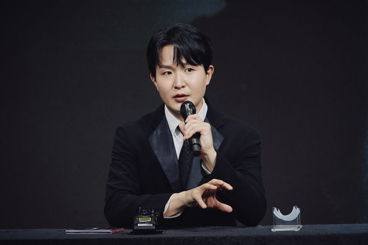 [서울=뉴시스] 피아니스트 선우예권이 7일 서울 영등포구 신영체임버홀에서 앨범 '리스트' 발매·전국 리사이틀 투어 기념 간담회에서 발언하고 있다. (사진=유니버설뮤직 제공) 2026.05.07. photo@newsis.com *재판매 및 DB 금지