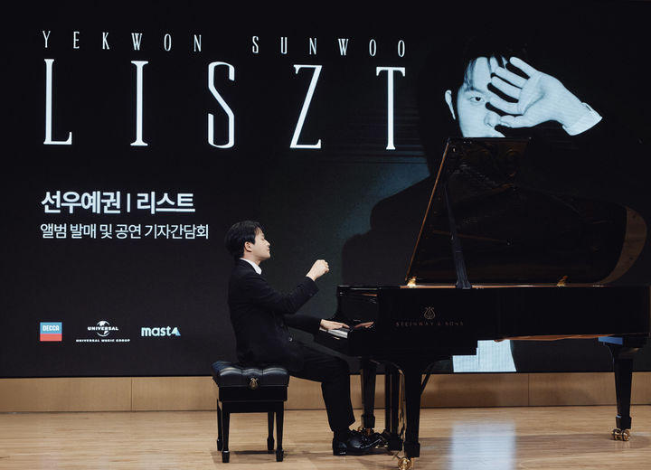 [서울=뉴시스] 피아니스트 선우예권이 7일 서울 영등포구 신영체임버홀에서 앨범 '리스트' 발매·전국 리사이틀 투어 기념 간담회에서 신곡을 연주하고 있다. (사진=유니버설뮤직 제공) 2026.05.07. photo@newsis.com *재판매 및 DB 금지