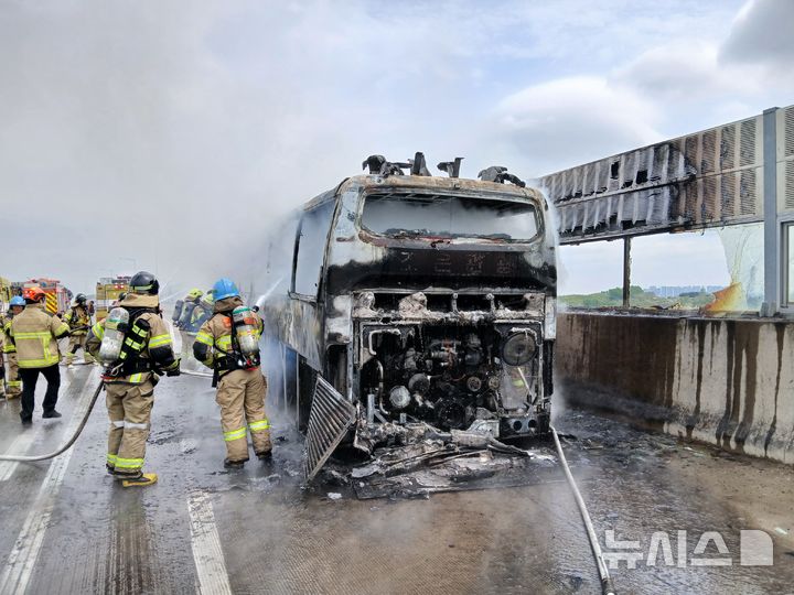 [인천=뉴시스] 7일 오전 9시57분께 인천 서구 청라동 수도권제2순환고속도로 북청라IC 인근에서 주행 중이던 버스에서 불이 나 소방당국이 진화 작업을 벌이고 있다. (사진=인천소방본부 제공) 2026.05.07. photo@newsis.com