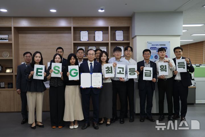 [전주=뉴시스] 전북신용보증재단 한종관 이사장과 직원들이 'ESG 경영 수준 진단'에서 최고 등급인 Level 3 획득을 축하하며&nbsp; 기념촬영을 하고 있다. 2026.05.07 (사진= 전북신보 제공) *재판매 및 DB 금지