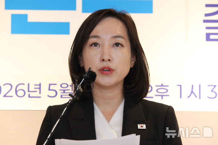 [아산=뉴시스] 최영민 기자=더불어민주당 전은수 아산시을 국회의원 후보가 7일 아산시 배방읍에 자리한 선거사무소에서 출마선언 기자회견을 하고 있다. 2026.05.07 ymchoi@newsis.com