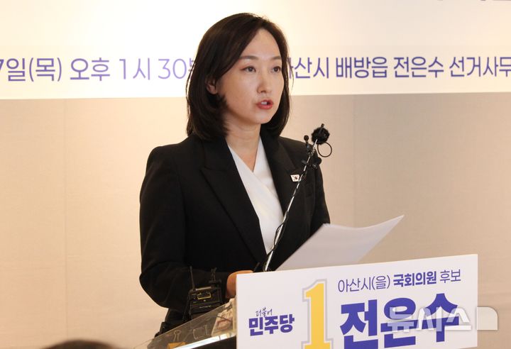 [아산=뉴시스] 최영민 기자=더불어민주당 전은수 아산시을 국회의원 후보가 7일 아산시 배방읍에 위치한 선거사무소에서 출마선언 기자회견을 하고 있다. 2026.05.07 ymchoi@newsis.com