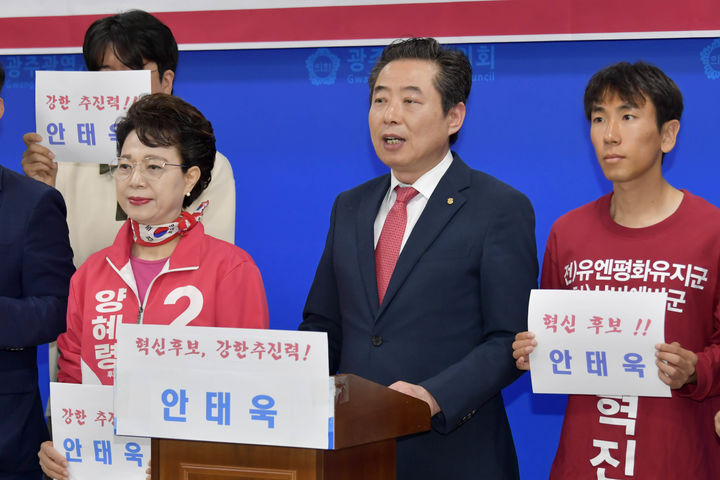 [광주=뉴시스] 송창헌 기자 = 안태욱 전 국민의힘 광주시당위원장이 7일 광주시의회에서 기자회견을 열고 광주 광산을 국회의원 보궐선거 출마를 선언하고 있다. (사진=국힘 제공) 2026.05.07 photo@newsis.com *재판매 및 DB 금지