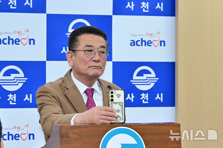 [사천=뉴시스] 차용현 기자 = 경남 사천시의회 이삼수 전 의장이 7일 오전 사천시청 브리핑룸에서 기자회견을 열고, 지난 총선 당시 서천호 후보 캠프에 금품을 제공했다는 정황 등이 담긴 녹취록 2건을 공개하고 있다. 2026.05.07.con@newsis.com
