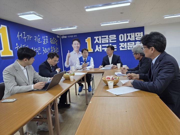[대전=뉴시스] 왼쪽부터 더불어민주당 전문학 대전 서구청장 예비후보와 맹수석 대전시교육감 예비후보. (사진=맹수석 후보 캠프 제공) 2026.05.07. photo@newsis.com *재판매 및 DB 금지