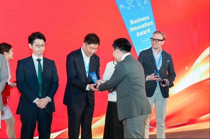 지정석 아이엘로보틱스 대표이사가 애지봇 '비즈니스 이노베이션 어워드(Business Innovation Award)'를 수상하고 있는 모습. (사진=아이엘로보틱스) *재판매 및 DB 금지