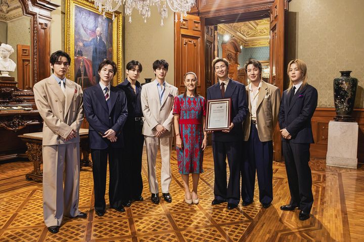 [서울=뉴시스] 방탄소년단(BTS)이 클라우디아 셰인바움(Claudia Sheinbaum) 멕시코 대통령을 만나 환담하고 있다. (사진 = 빅히트 뮤직(하이브) 제공) 2026.05.07. photo@newsis.com *재판매 및 DB 금지