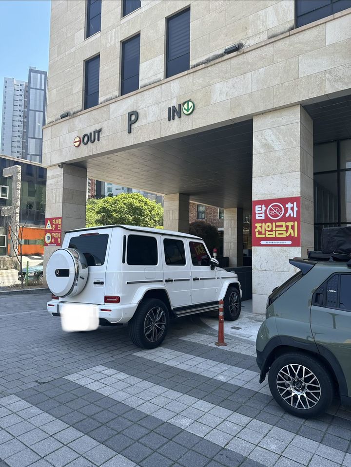 [서울=뉴시스] 광주의 한 공동주택 지하주차장 진입로 인근에 주차한 차량의 모습. (사진출처: 보배드림 캡처) 2026.05.07.
