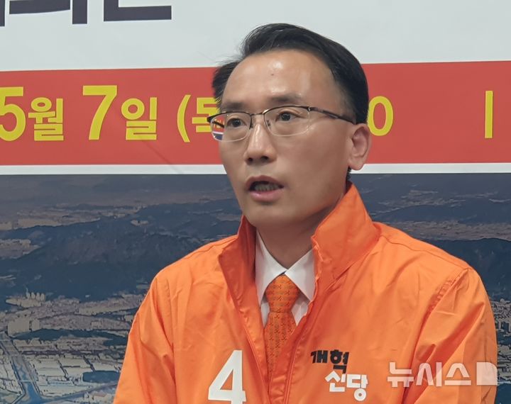 [창원=뉴시스] 강경국 기자 = 개혁신당 강명상 경남 창원시장 후보가 7일 창원시청 프레스센터에서 마산해양신도시 및 원도심 통합 개발 비전 발표 기자회견을 갖고 있다. 2026.05.07. kgkang@newsis.com