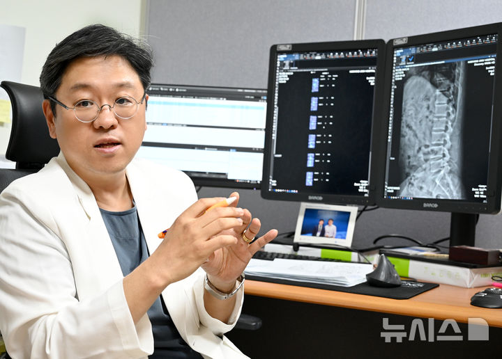 [서울=뉴시스] 이승훈 한양대병원 영상의학과 교수가 강직척추염에 대해 설명하고 있다. (사진= 한양대학교병원 제공)