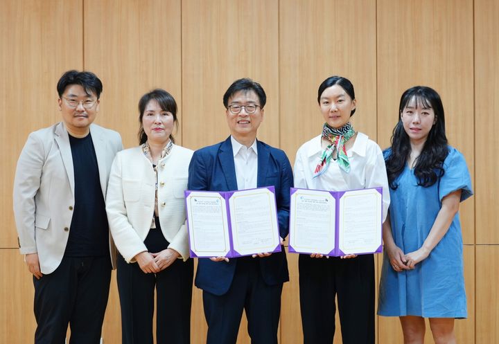 [서울=뉴시스] 지난달 30일 성신여대와 부암아트센터 관계자들이 업무협약 체결 후 기념 사진을 촬영하고 있다. (사진=성신여대 제공) 2026.05.07. photo@newsis.com *재판매 및 DB 금지