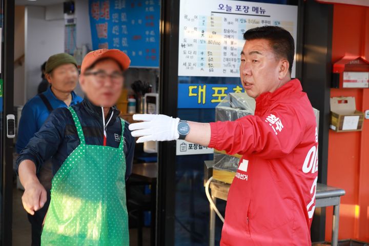 [청주=뉴시스] 국민의힘 이범석 청주시장 후보가 7일 지역 소상공인과 대화하고 있다. (사진=이범석 선거사무소 제공) 2026.05.07. photo@newsis.com *재판매 및 DB 금지